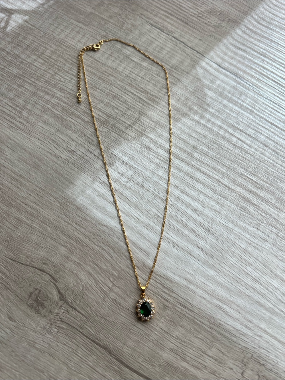 Elegant Gold-Tone Emerald Green Oval Pendant Necklace - Picture 7 of 7